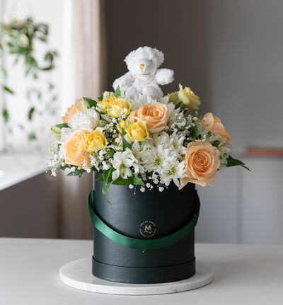 Hvit og fersken bukett i gaveeske Hvit og fersken bukett i gaveeske